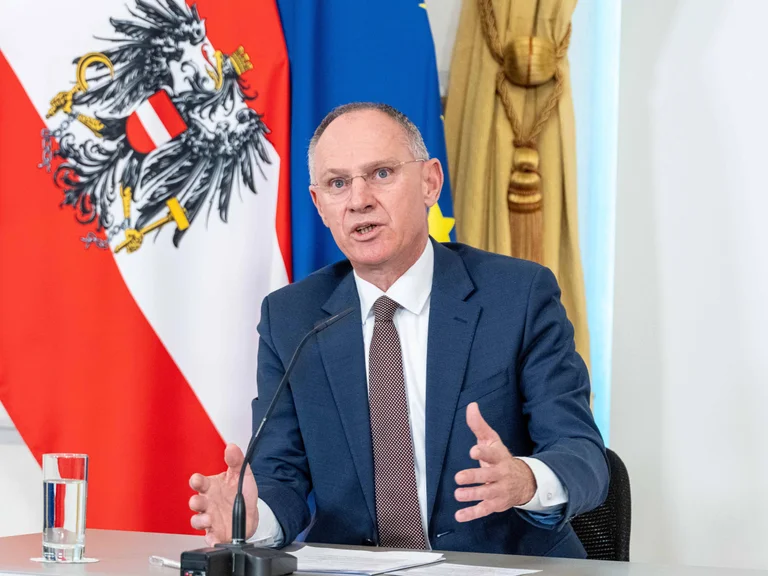 Vorschaubild: Mädchen im Visier von Islamisten: Wachsende Kritik an Karners Umgang mit der Gefahr