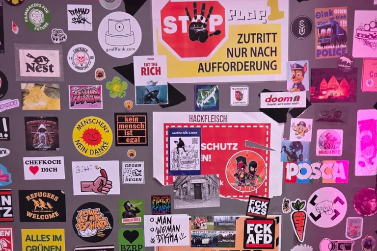 Vorschaubild: „Refugees Welcome“, „FCK AfD“: So sieht es beim MDR wirklich aus