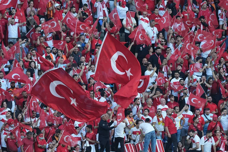 Vorschaubild: ARD und ZDF zeigen kein Türkei-Spiel im WM-Programm: Muslimischer Journalist empört