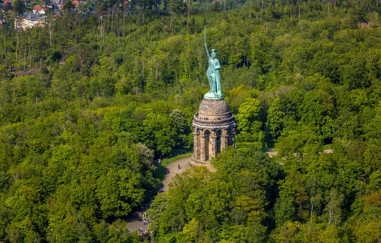Vorschaubild: Giganten aus Stahl: Geplanter Windpark könnte das Hermannsdenkmal in den Schatten stellen
