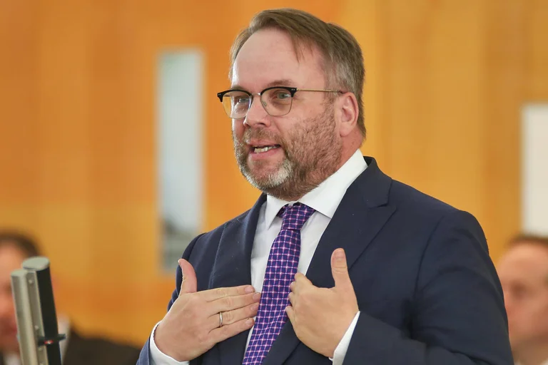 Vorschaubild: Kein Eingreifen: Hessens SPD-Minister verteidigt linke Mobilisierung gegen AfD-Jugend als Meinungsfreiheit