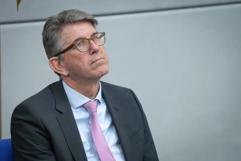 Kulturstaatsminister Wolfram Weimer steht wegen des stockenden Ausbaus der Nationalbibliothek sowie seiner Digitalstrategie in der Kritik.