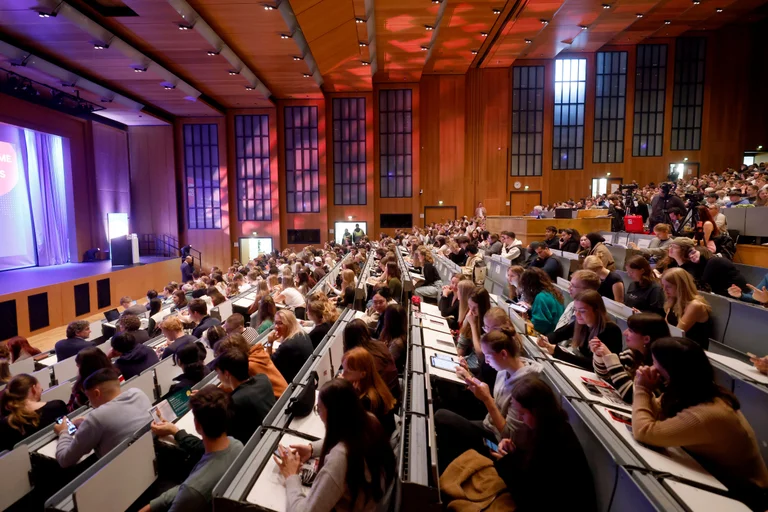 Während immer mehr indische Studenten an deutsche Hochschulen zieht, warnen Behörden und Hochschulvertreter zugleich vor dubiosen Vermittlungsagenturen und fragwürdigen Geschäftsmodellen privater Anbieter. (Symbolbild)