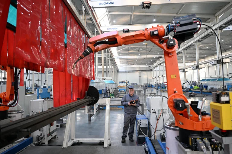 Vorschaubild: China verbietet KI-Kündigungen – Europa steuert auf Jobabbau zu