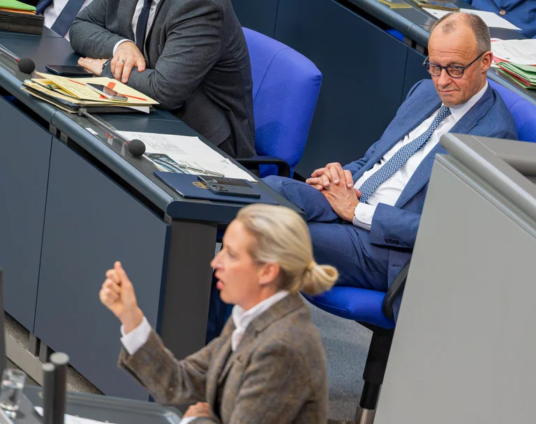 Vorschaubild: Nicht der Inhalt zählt, sondern wer ihn sagt: Studie zur Brandmauer-Logik
