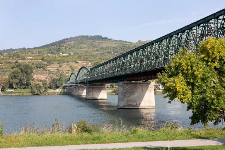 Die Donaubrücke Stein–Mautern wird in den kommenden Jahren umfassend saniert. Das Land Niederösterreich investiert dafür rund 145 Millionen Euro.