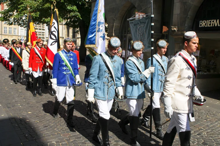 Vertreter verschiedener Studentenverbindungen bei der Pest- und Brandprozession in Münster 2009.