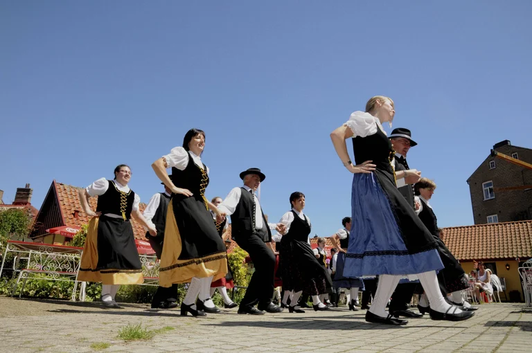 Feste, Trachten und Vereine sind für viele deutsche Volksgruppen mehr als Folklore – sie sind gelebter Ausdruck ihrer kulturellen Identität.