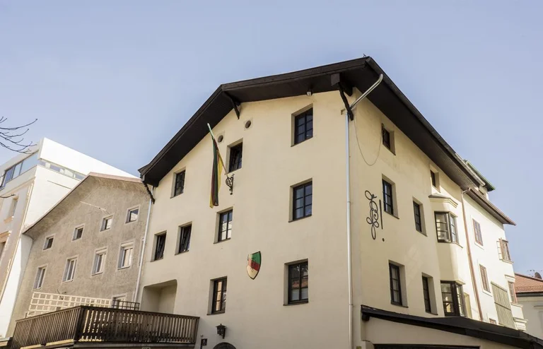Studentenverbindungen hatten es in Tirol über Jahrzehnte schwer: Kirche, Staat und politische Umbrüche prägten ihre Entwicklung.