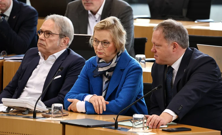 Vorschaubild: Thüringen: Brombeerkoalition attackiert AfD wegen nie beschlossenem Feiertags-Vorschlag