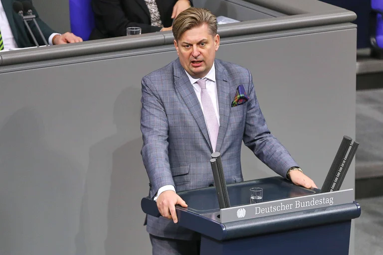 Vorschaubild: Vom TikTok-Star zum Streitfall: Maximilian Krahs Wandel in der AfD