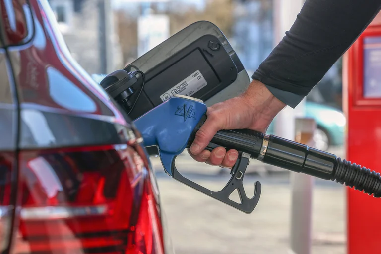 Vorschaubild: 0,8 Cent pro Liter: Regierung nennt das Spritpreisbremse