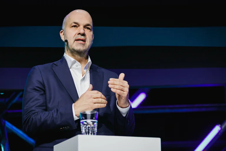 Für DIW-Präsident Marcel Fratzscher ist Tanken trotz Preisen von über zwei Euro pro Liter noch immer zu billig.