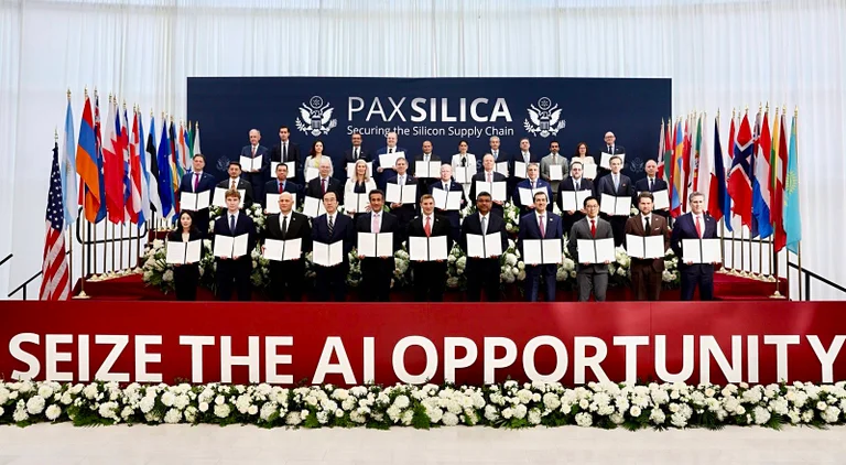 US-Unterstaatssekretär Jacob Helberg (Mitte) mit Vertretern der Unterzeichnerstaaten der „Declaration on AI Opportunity“ beim Pax-Silica-Gipfel in Washington, D.C.