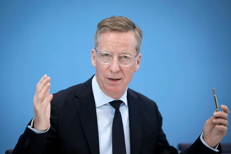 IW-Direktor Hüther wirbt für mehr Zuwanderung aus Drittstaaten – doch die 68-Milliarden-Rechnung seines Instituts lässt wesentliche Faktoren einer volkswirtschaftlichen Gesamtbilanz außen vor.