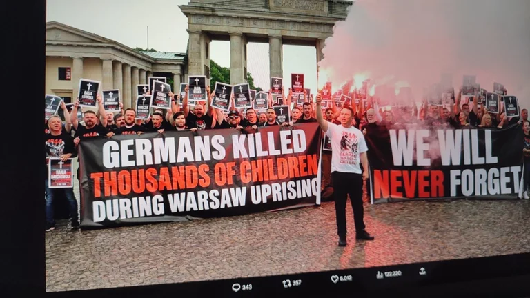 Vorschaubild: Mit Bengalos und Transparenten: Polnische AfD-Partnerpartei provoziert mit Aktion vor Brandenburger Tor