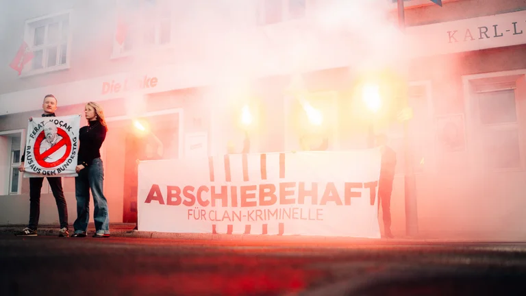 Vorschaubild: Nach Remmo-Chats: Identitäre Bewegung fordert Koçaks Rücktritt