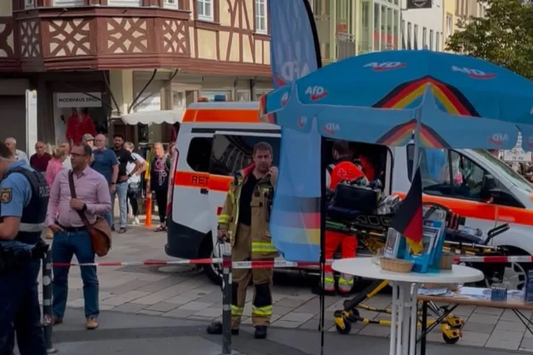 Bei der Attacke auf den AfD-Informationsstand in Bad Kreuznach kamen mehrere Menschen mit der aus einem Gebäude geschütteten Flüssigkeit in Kontakt.