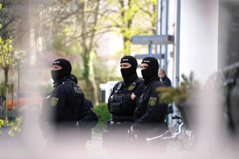 Vorschaubild: Nach Überfällen in Dresden: Razzien gegen mutmaßliche Linksextremisten