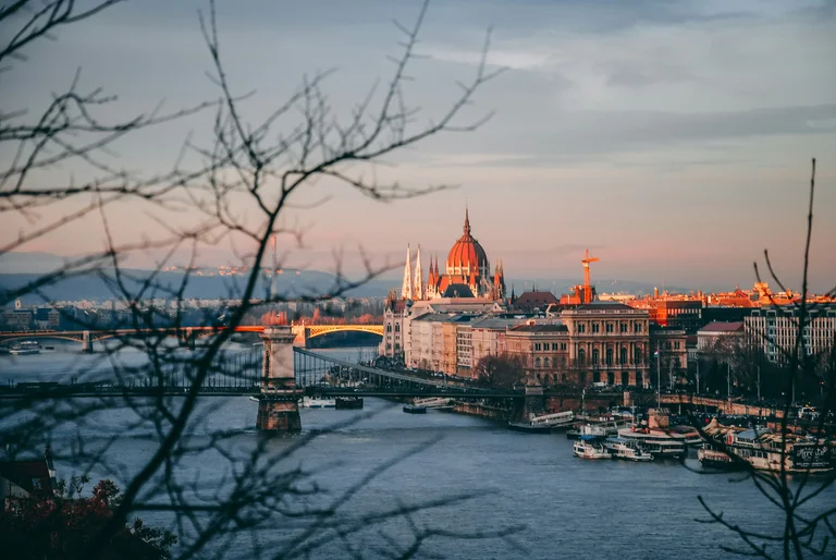 Zwischen historischen Fassaden, pulsierendem Nachtleben und dem Charme vergangener Zeiten entfaltet Budapest nach Einbruch der Dunkelheit seinen ganz eigenen Reiz.