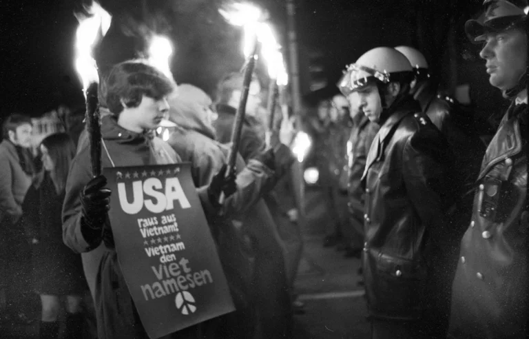 In den 60ern demonstrierten in ganz Deutschland Studenten gegen den Vietnamkrieg.