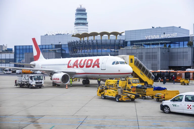 Der Flughafen Wien-Schwechat ist ein bedeutender Wirtschaftsfaktor für Niederösterreich. Die FPÖ warnt, dass die Flugabgabe Arbeitsplätze und Wertschöpfung in der Region gefährde.