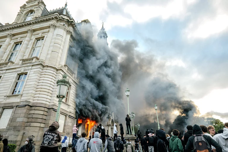 Die schweren Ausschreitungen in Frankreich setzen auch die politische Führung zunehmend unter Druck