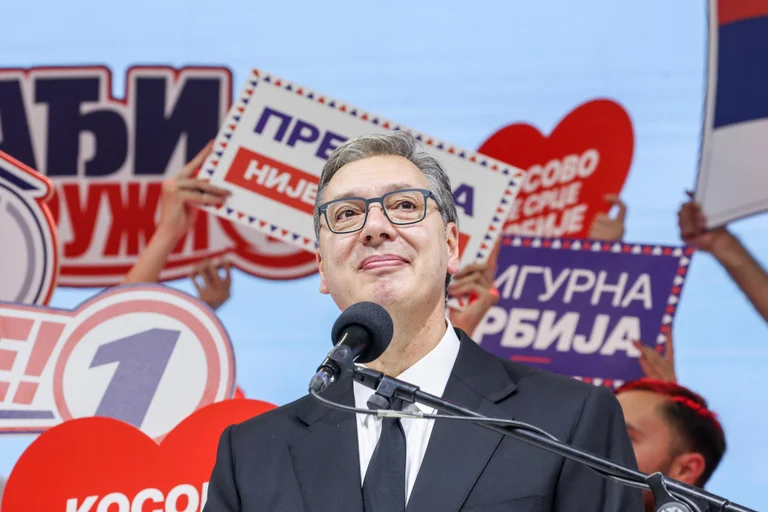 Aleksandar Vučić steht vor einer entscheidenden Bewährungsprobe: Nach 14 Jahren SNS-Herrschaft könnte die Wahl am Sonntag die politischen Machtverhältnisse in Serbien verändern.