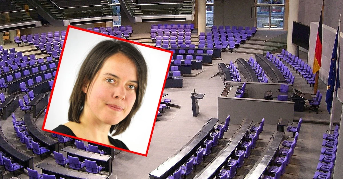 Bild Plenarsaal Bundestag: By Times (Own work) [GFDL or CC BY-SA 3.0], via Wikimedia Commons / Bild Christine Buchholz: By Christine Buchholz (full rights of use) (ticket:2014102310008654) [CC BY-SA 3.0 de], via Wikimedia Commons / Collage: Die Tagesstimme
