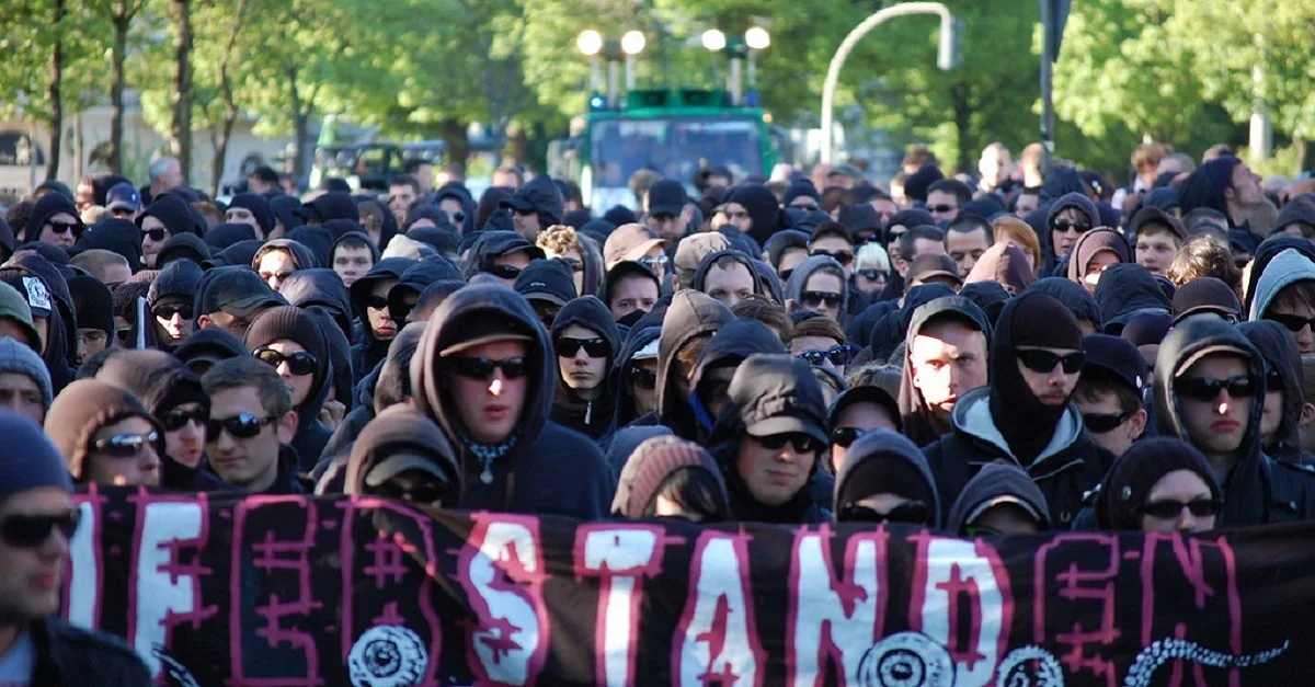 Symbolbild: By Florian Bausch („Rote Flora“ &#8211; schwarzer Block) [CC BY-SA 2.0], via Wikimedia Commons
