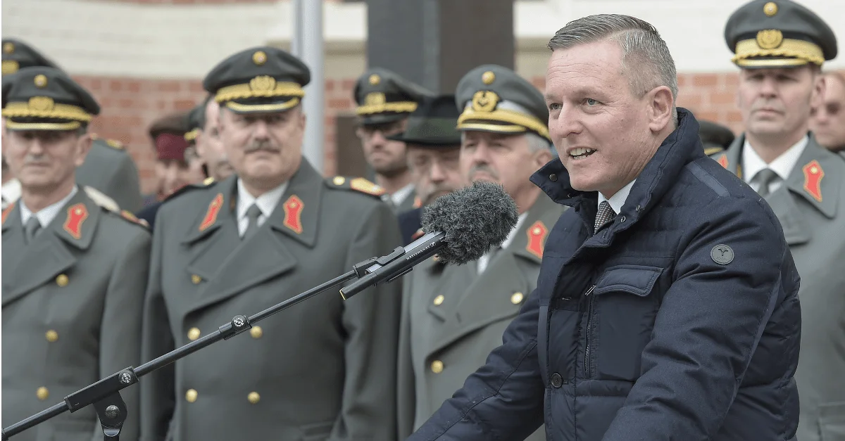 Bild: Mario Kunasek – damals noch als Verteidigungsminister / Bild: Flickr; Bundesheer Fotos – flickr CC BY-NC-SA 2.0