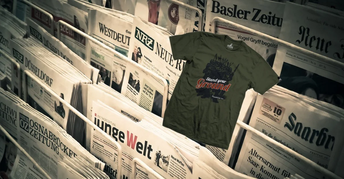 Hintergrund: Symbolbild Zeitungen (Pixabay /CC0) / Bild T-Shirt: Phalanx Europa / Collage: Die Tagesstimme