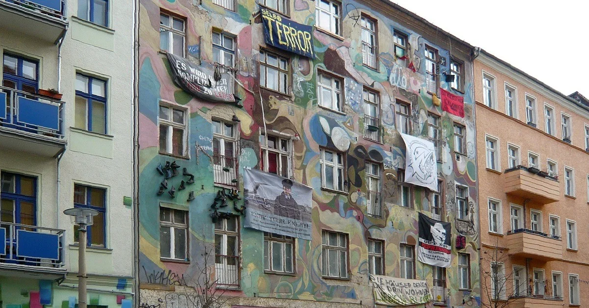 Symbolbild (Rigaer Straße 78):  Angela M. Arnold via Wikimedia Commons [CC BY-SA 3.0 OR 2.5 OR 2.0 OR 1.0]
