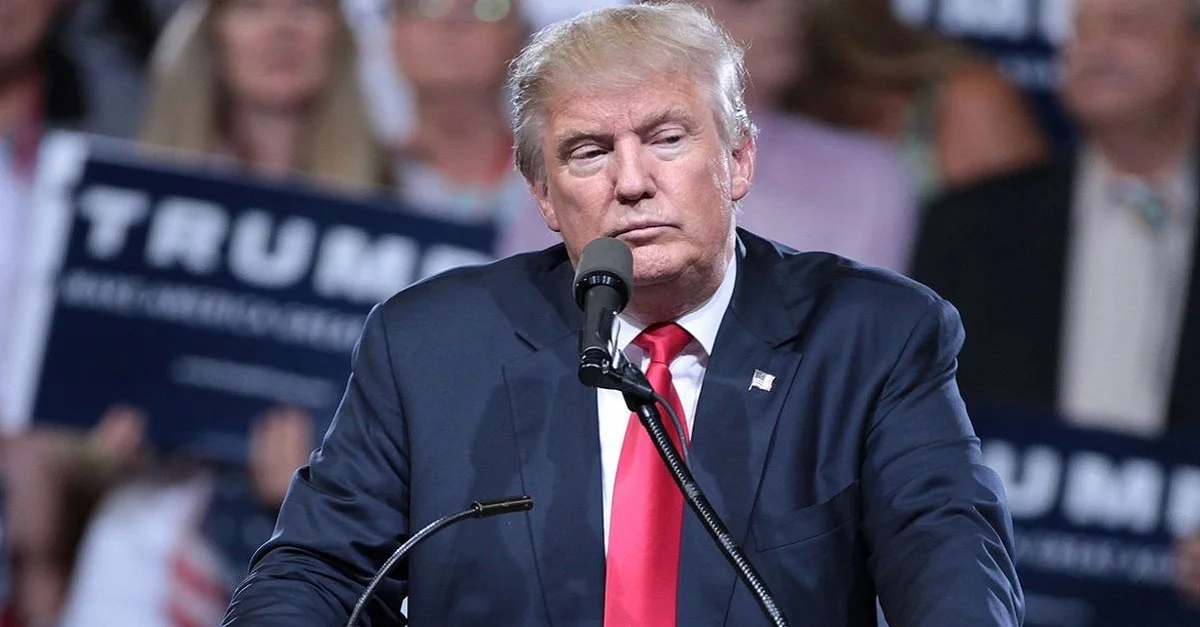 Bild By Gage Skidmore from Peoria, AZ, United States of America (Donald Trump) [CC BY-SA 2.0], via Wikimedia Commons [Bild zugeschnitten]
