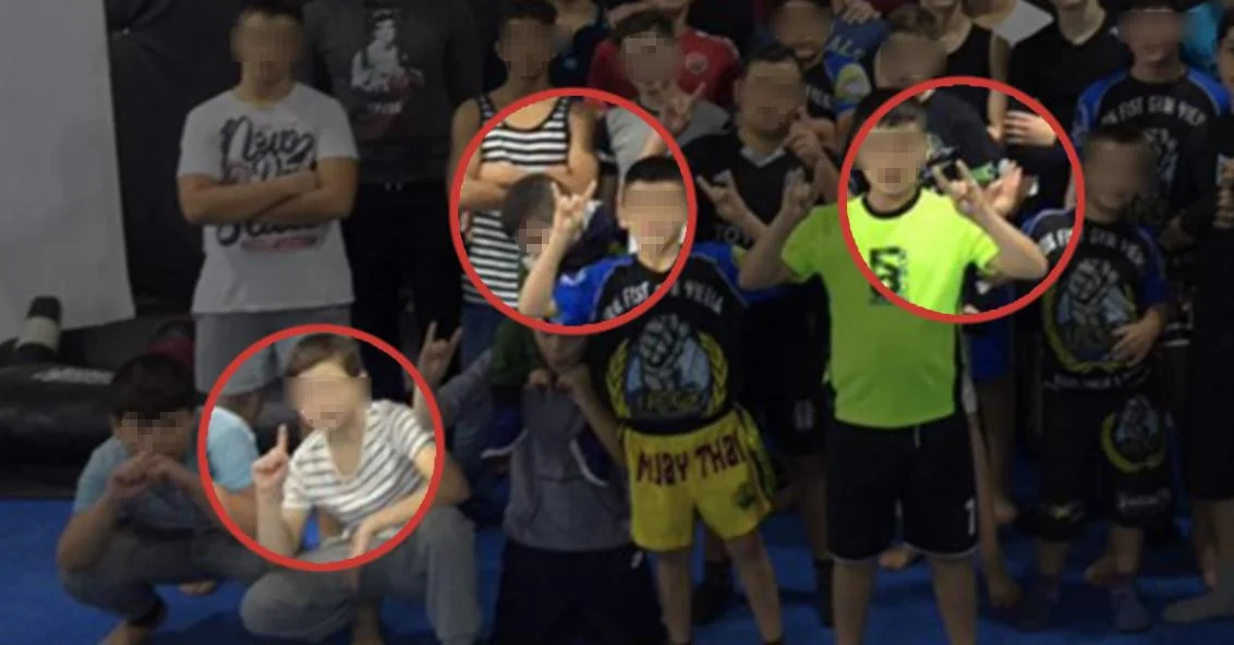 Kinder mit Wolfsgruß in der Kampfsport-Schule. Bild: Screenshot Facebook / Bearbeitet: Die Tagesstimme