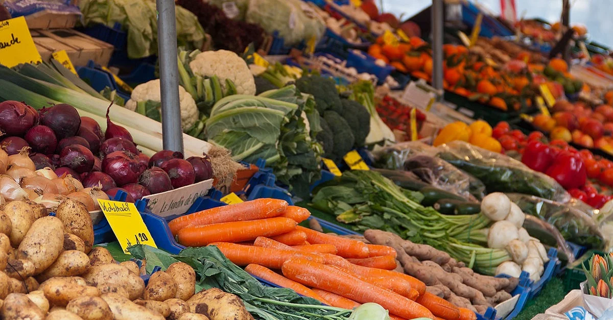 Symbole: By Ximeg [CC BY-SA 3.0], from Wikimedia Commons
