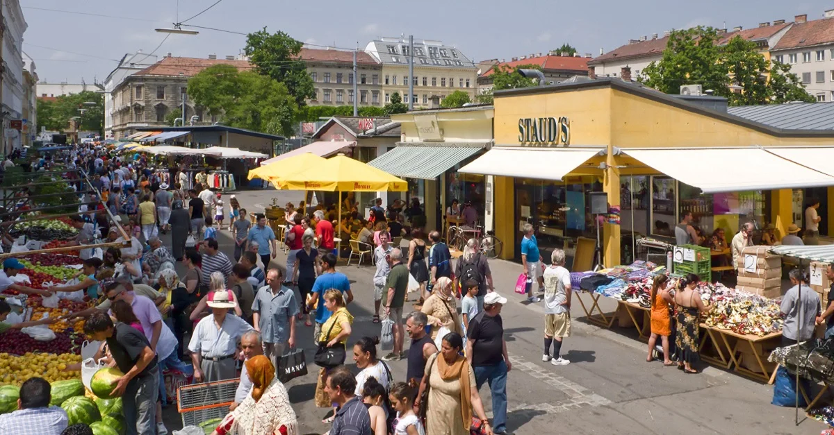 Die Preisverleihung fand in der Brunnenpassage in Wien-Ottakring statt, welche direkt an den Yppenmarkt anschließt, der gemeinsam mit dem benachbarten Brunnenmarkt als wichtigster Straßenmarkt Wiens gehört und als Sinnbild für das multikulturelle Wien gilt. Symbolbild: Peter Gugerell via Wikimedia Commons [CC0]
