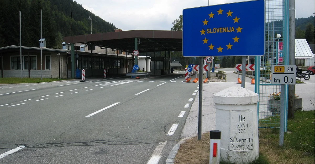 Symbolbild: Österreichisch-slowenischer Grenzübergang am Wurzenpass in Kärnten. Die temporäre Kontrolle der österreichischen Grenzen zu Slowenien wurde bis November verlängert. Bild: David Edgar via Wikimedia Commons [CC BY-SA 3.0]
