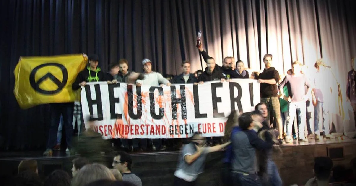 Identitäre Aktivisten bei einer Protestaktion bei Elfriede Jelineks „Die Schutzbefohlenen“ im April 2016 im Wiener Audimax. Bild: Identitäre Bewegung Österreich / Facebook