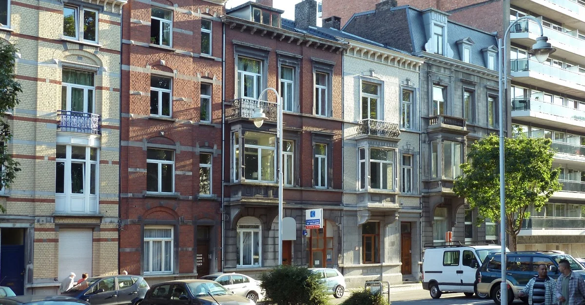 Symbolbild (Häuserzeile in Lüttich): Ralf Houven via Wikimedia Commons [CC BY 3.0]
