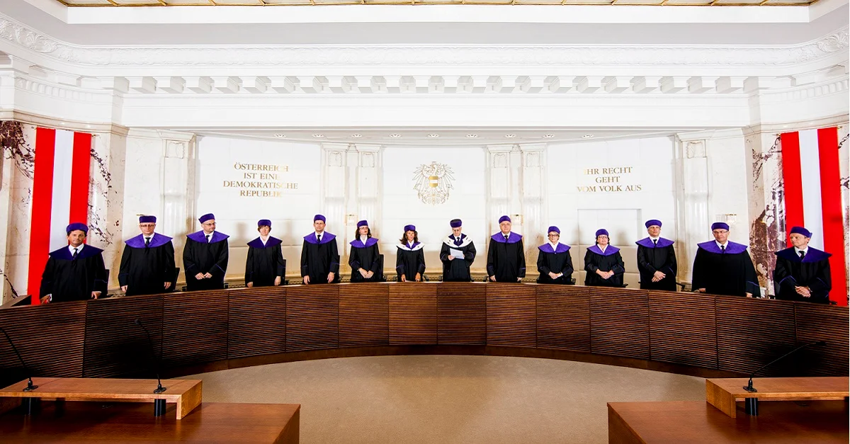 Der Verfassungsgerichtshof muss nun die Zulässigkeit der Wahlanfechtung in Innsbruck prüfen. Symbolbild (Großer Verhandlungssaal): VfGH /Achim Bieniek via Wikimedia Commons [CC BY-SA 3.0 AT]
