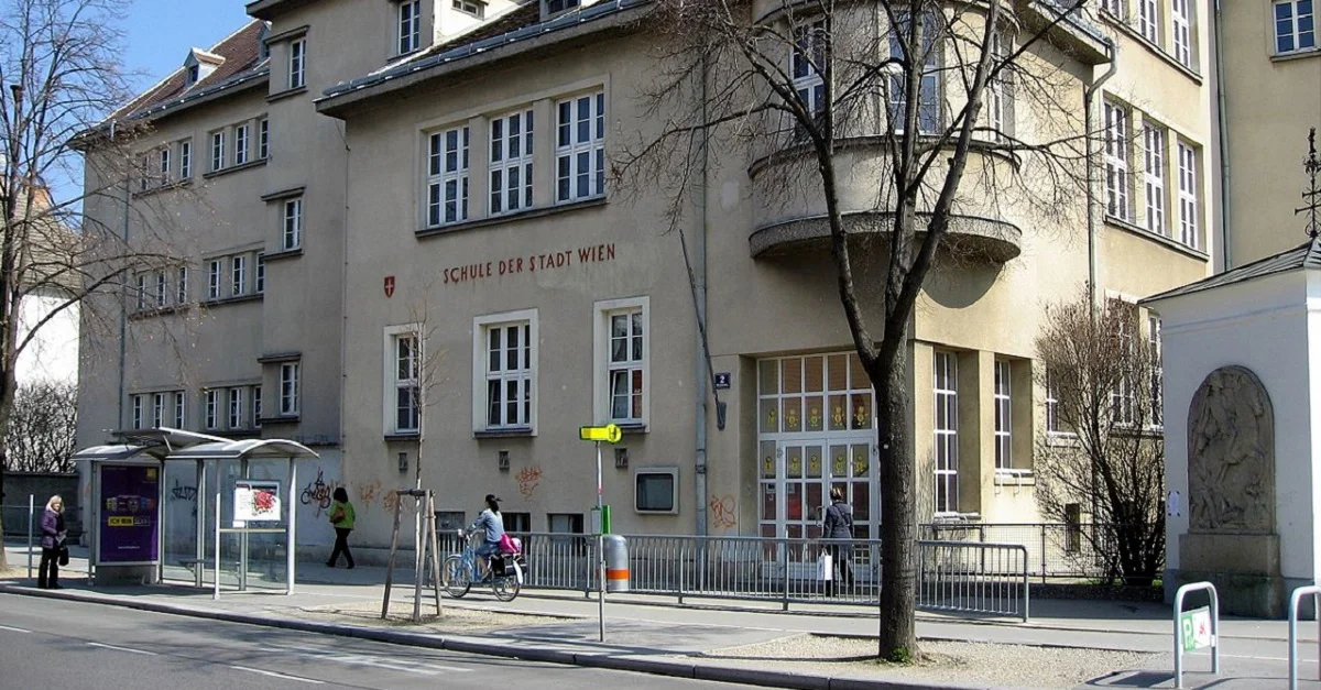 In Wien gibt es annähernd 700 Schulen, die von etwa 220.000 Schülern besucht werden. Symbolbild (Denkmalgeschützte Schule in Aspern): Invisigoth67 via Wikimedia Commons [CC BY SA 3.0]
