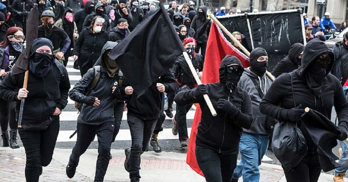 Symbolbild (Schwarzer Block): cantfightthetendies via Flickr [CC BY 2.0] (Bild zugeschnitten)
