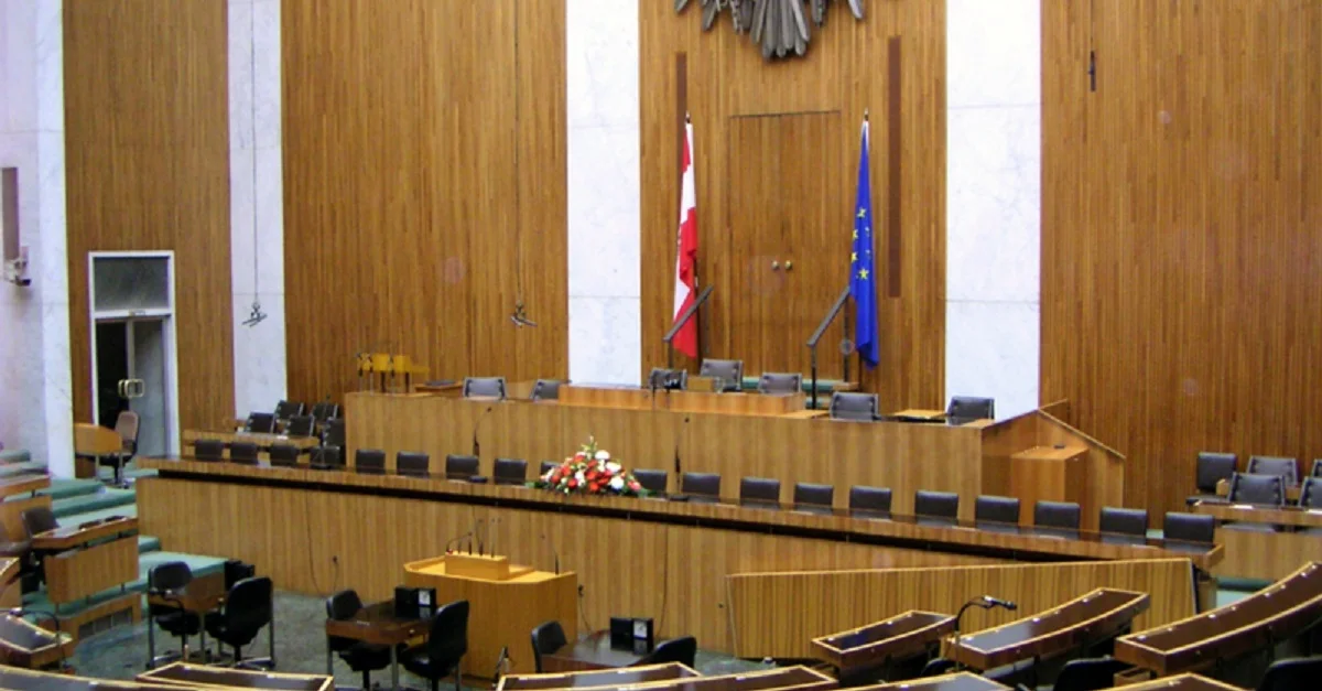 Symbolbild (Sitzungssaal Nationalrat): Peter Binter via Wikimedia Commons [CC BY-SA 2.0 DE] [Bild zugeschnitten]
