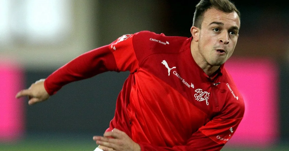 Xherdan Shaqiri ist &#8211; neben Granti Xhaka &#8211; einer der beiden Schweizer Nati-Spieler mit kosovarischen Wurzeln, welcher mit einer umstrittenen Jubelgeste bei der Fußball-WM für einen Eklat sorgten. Symbolbild (Xherdan Shaqiri 2015): Steindy via Wikimedia Commons [CC BY SA 3.0]
