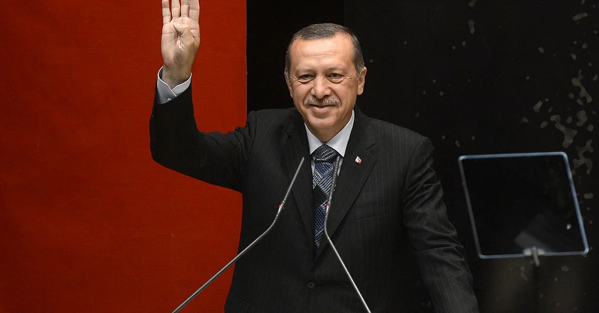Der türkische Präsident Erdogan &#8211; hier mit dem R4bia-Zeichen der Muslimbruderschaft &#8211; sympathisiert im Disput zwischen Israel und den Palästinensern mit der muslimischen, arabischen Minderheit. Bild (Erdogan 2014): Wikimedia Commons [CC0]
