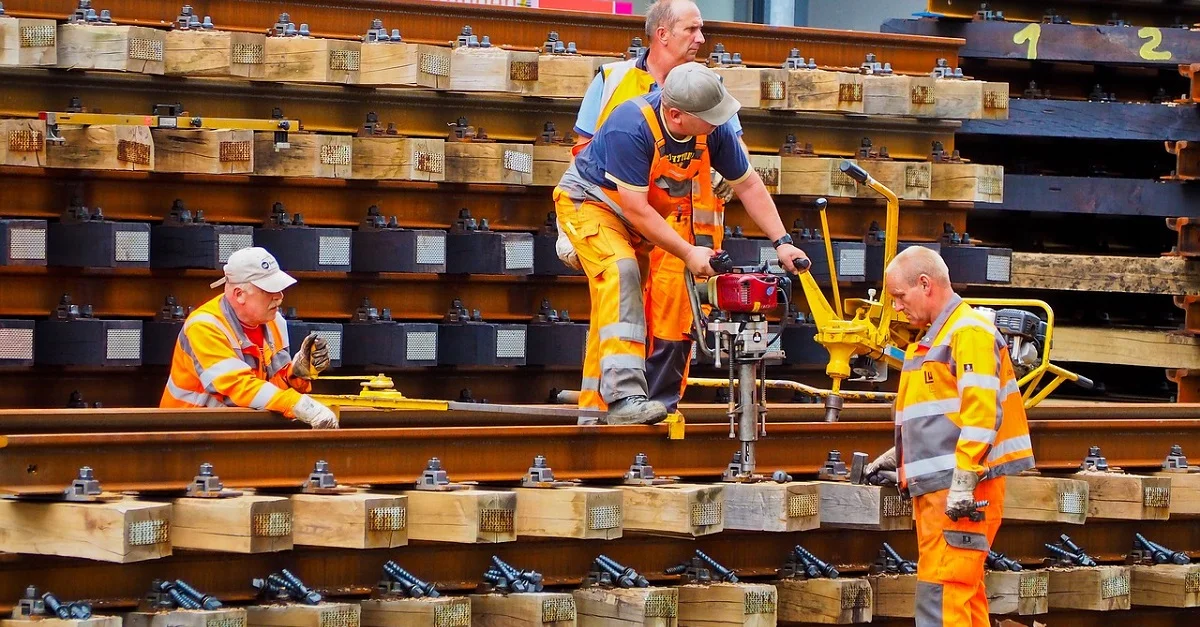 Bislang war es nur in ausgewählten Branchen und mit Zustimmung von Betriebsräten und nach kollektivvertraglichen Regeln möglich, bis zu 12 Stunden am selben Tag zu arbeiten. Symblbild: Pixabay [CC0]
