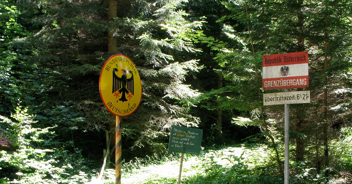 Zwischen Österreich und Deutschland gibt es über 50 Grenzübergänge. Nicht alle davon sind leicht überwachbar. Symbolbild (Grüne Grenze): Mike Knell via Flickr [CC BY-SA 2.0]
