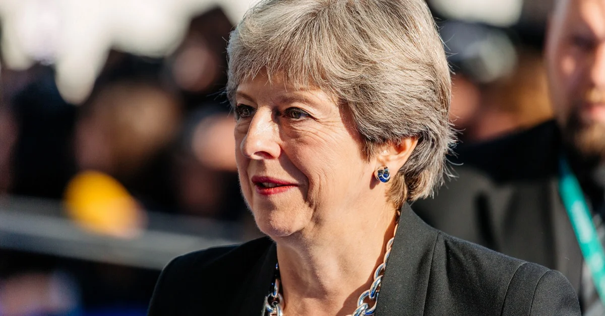 Der Brexit-Verhandlungskurs der britischen Premierministerin Theresa May steht bei verschiedenen Lagern in der Kritik. Bild (May 2017): Arno Mikkor / EU2017EE via Flickr [CC BY 2.0]
