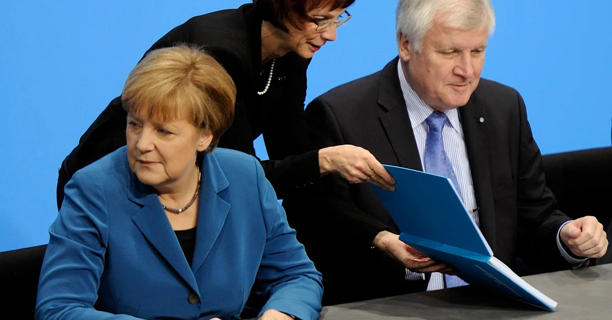 Könnte schon bald der Vergangenheit angehören: Die Zusammenarbeit Merkel/Seehofer. Symbolbild (Unterzeichnung Koalitionsvertrag 2013): Martin Rulsch via Wikimedia Commons [CC BY-SA 4.0]
